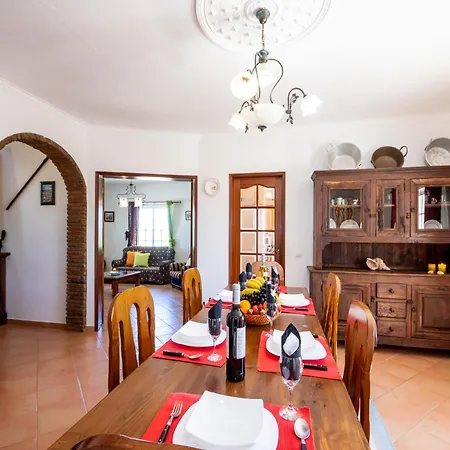 Villa In Algarve With Private Pool & Bbq Armação de Pêra